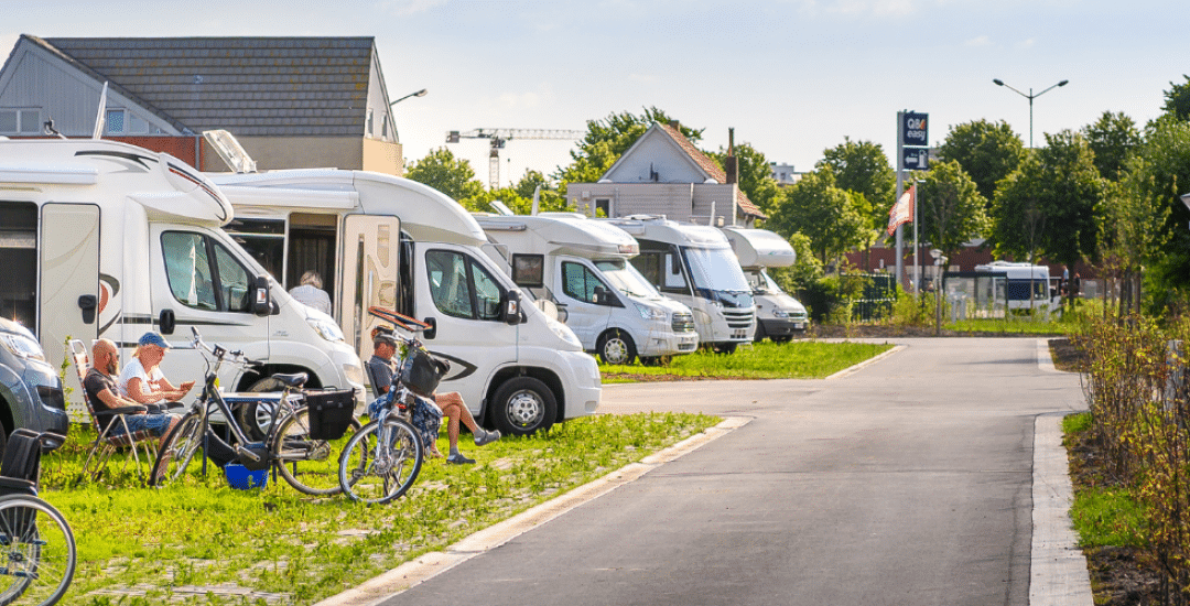 KAMPEREN OP BEDRIJFSTERREIN